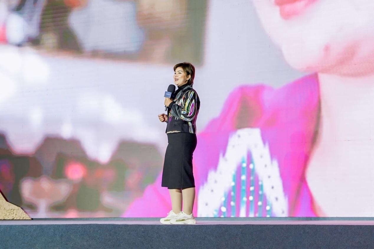 如克亞木·麥提賽地在“何以中國(guó)·五星出東方”網(wǎng)絡(luò)主題宣傳活動(dòng)現(xiàn)場(chǎng)演講。人民視頻供圖