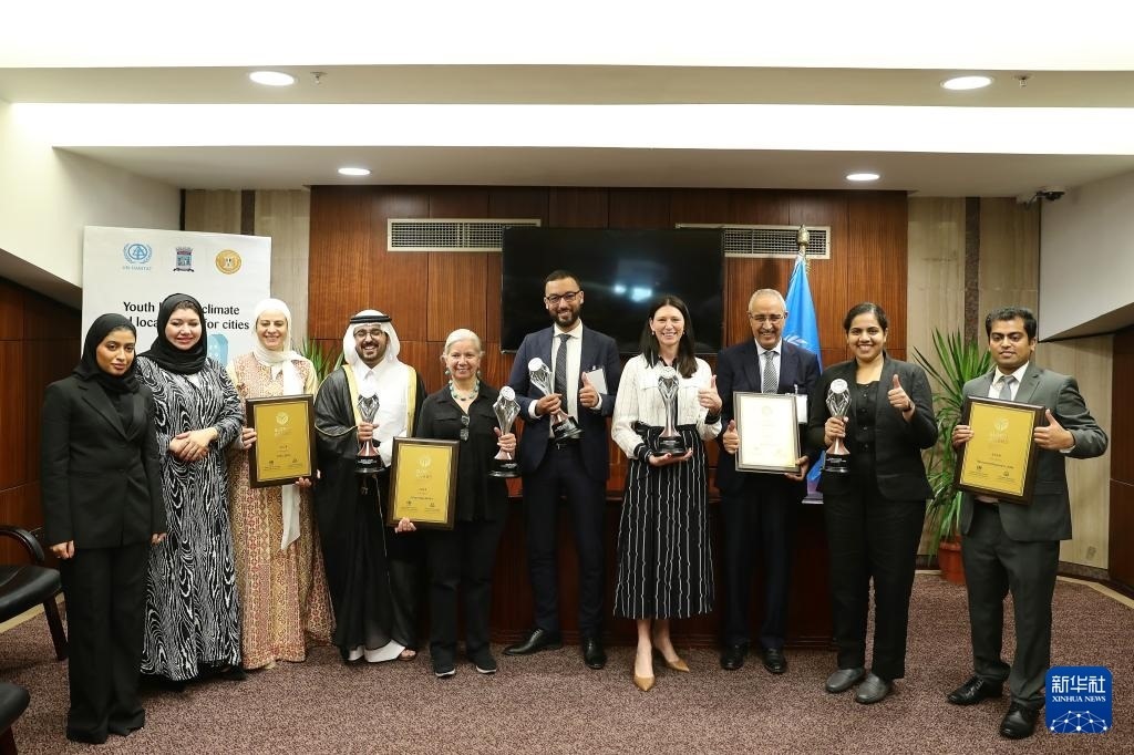 10月31日，在埃及亞歷山大，獲得第二屆全球可持續(xù)發(fā)展城市獎（上海獎）的城市代表合影。新華社記者 王東震 攝