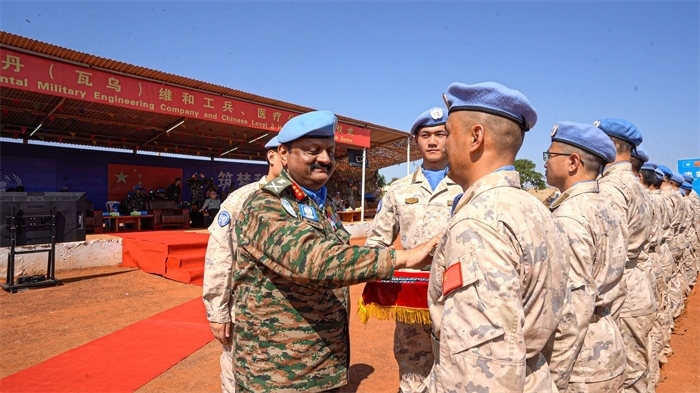 聯(lián)南蘇團(tuán)部隊(duì)司令莫漢中將為維和官兵授勛。秦貴君攝