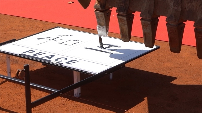 工程機(jī)械表演寫書法。王皓宇攝