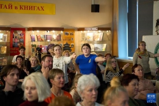 11月2日，來賓在俄羅斯符拉迪沃斯托克的活動(dòng)現(xiàn)場(chǎng)模仿八段錦的動(dòng)作。新華社發(fā)（郭飛洲攝）