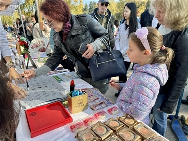 活動(dòng)現(xiàn)場外賓體驗(yàn)中國書法。 中國駐保加利亞大使館供圖。