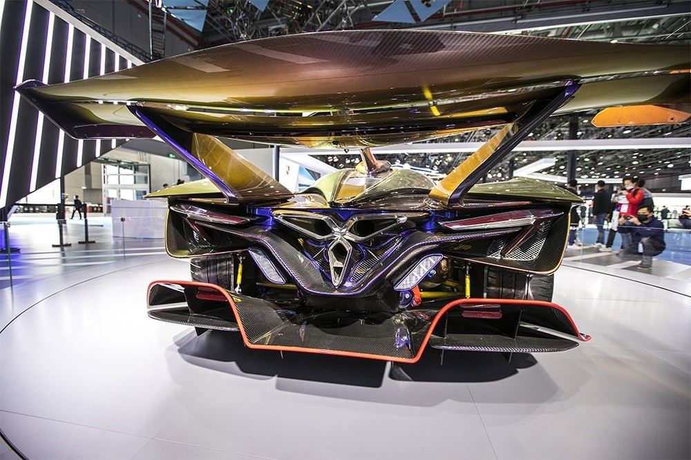 2020年11月5日，上海，來自德國的全球首款全碳纖維跑車亮相進(jìn)博會。該車總重量只有1250KG。