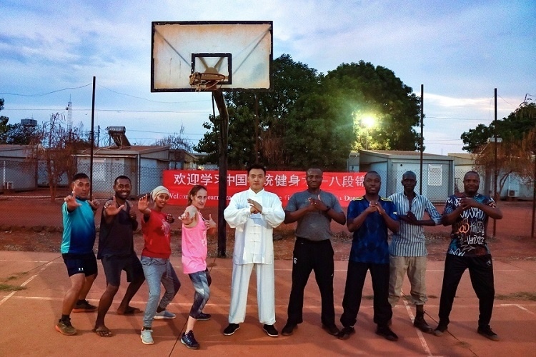 組織八段錦教學(xué)。王軍杰 攝