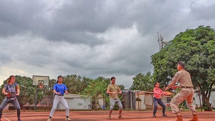 認(rèn)真學(xué)習(xí)動作。孫亞斌 攝