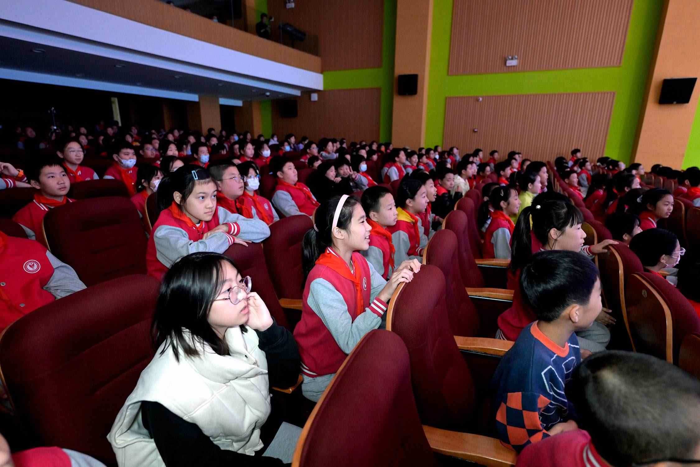 花校區(qū)學(xué)生現(xiàn)場(chǎng)歡呼照片。主辦方供圖