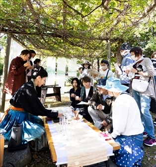 游客們在浙江體驗區(qū)品茶。