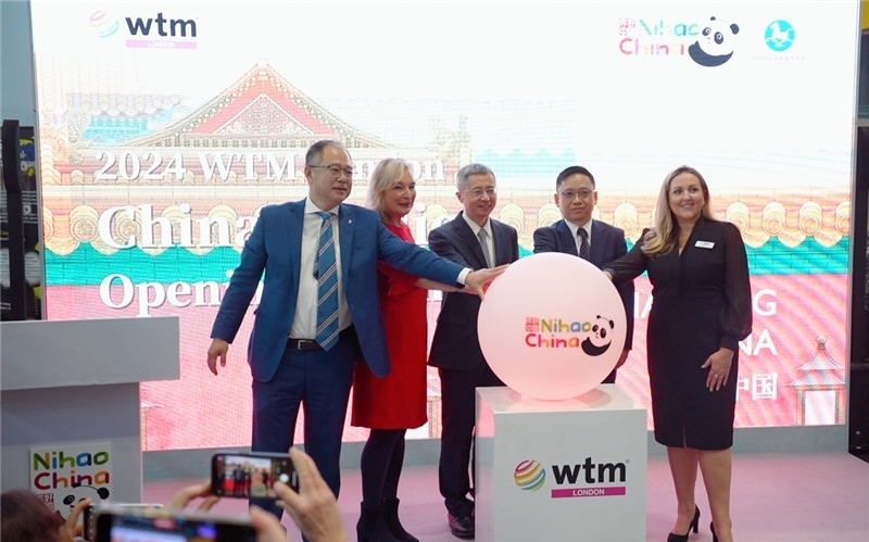 中外嘉賓為中國(guó)館開(kāi)幕點(diǎn)亮水晶球。吳若鳴攝