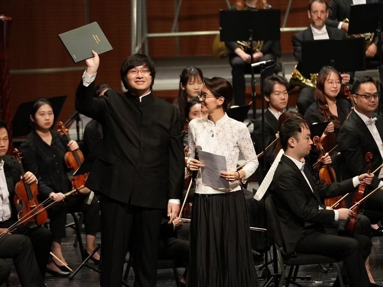 小澤征良向俞潞贈(zèng)送小澤征爾使用過的《第五交響曲》樂譜。演出方供圖