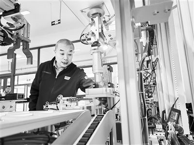 郭海青在檢查車床加工設備。 受訪者供圖