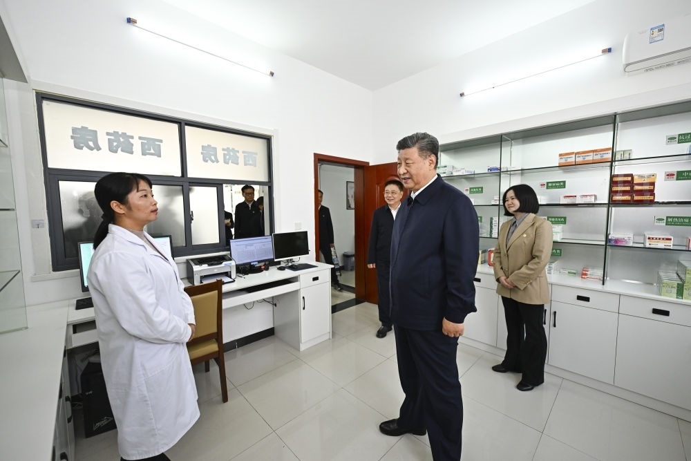 2024年11月5日，習(xí)近平在湖北省咸寧市嘉魚縣潘家灣鎮(zhèn)四邑村衛(wèi)生室考察。習(xí)近平指出：“要進(jìn)一步加強(qiáng)黨建引領(lǐng)，抓住‘一老一小’這個(gè)重點(diǎn)，更加精準(zhǔn)有效地為群眾排憂解難。”