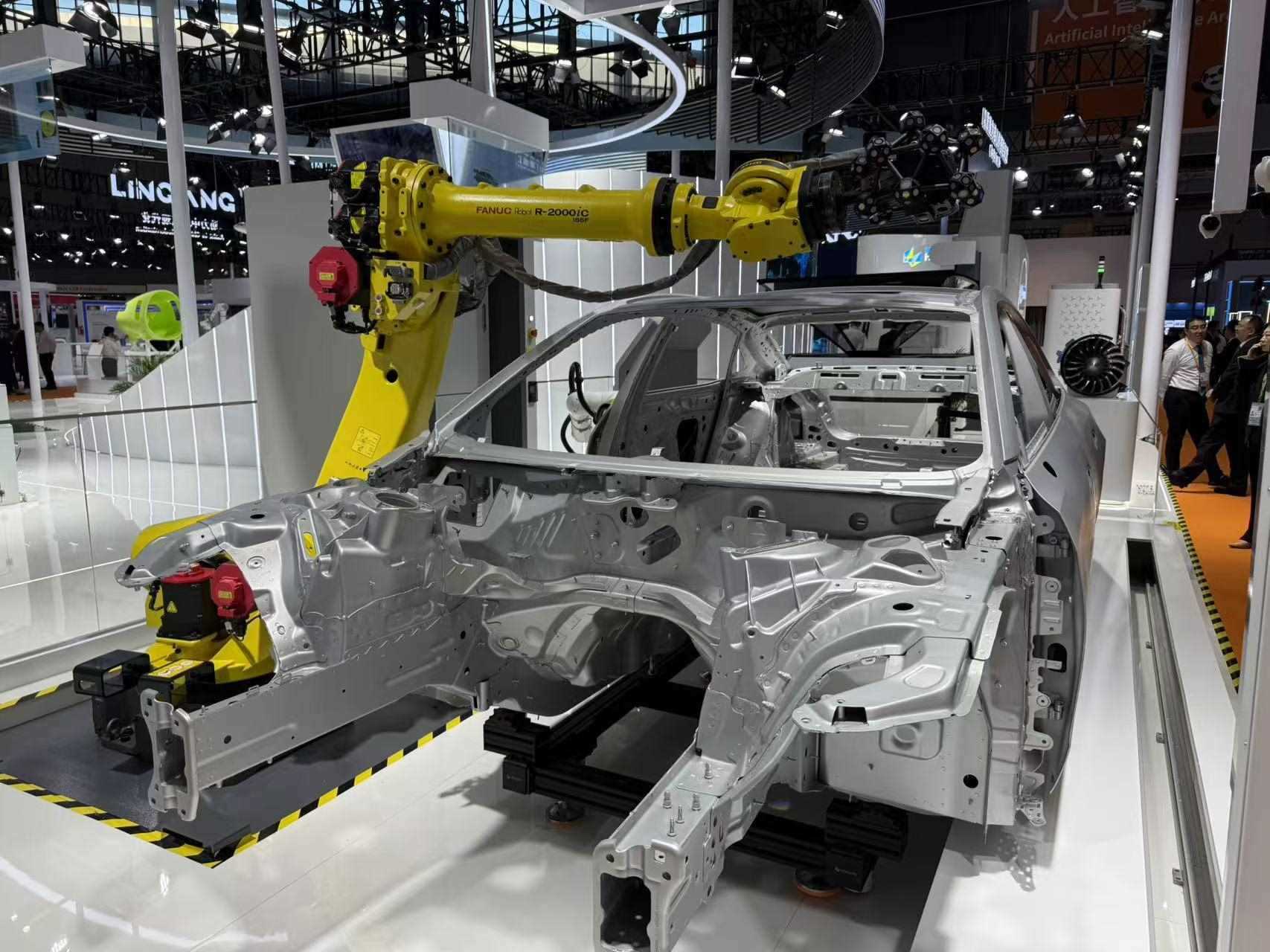 在汽車制造展區(qū)，高精度智能檢測裝備正在模擬檢測汽車車身。人民網(wǎng)記者 王仁宏攝