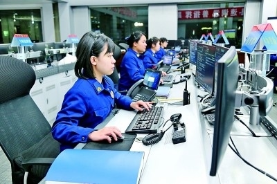  廣東省廣州市消防救援支隊指揮中心的接警調度員24小時待命。圖片由國家消防救援局提供