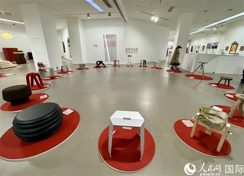 11月8日，瑞士經(jīng)典設(shè)計(jì)展現(xiàn)場(chǎng)。（人民網(wǎng) 謝瑩攝）