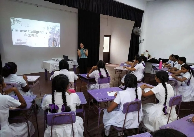 斯里蘭卡學(xué)生在系列活動(dòng)中學(xué)習(xí)中國(guó)書法。圖片由主辦方提供