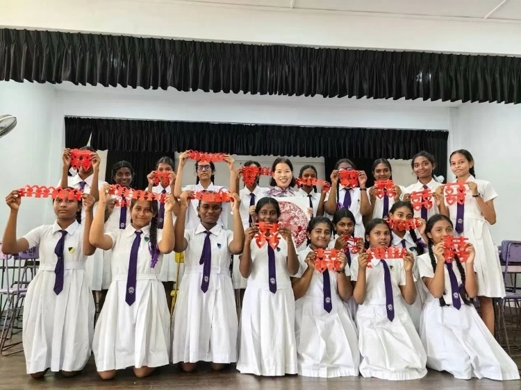 斯里蘭卡學(xué)生展示剪紙作品。圖片由主辦方提供