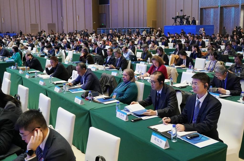 11月7日，中外嘉賓在首屆世界古典學(xué)大會(huì)開幕式現(xiàn)場(chǎng)聽會(huì)。新華社記者 張晨霖 攝