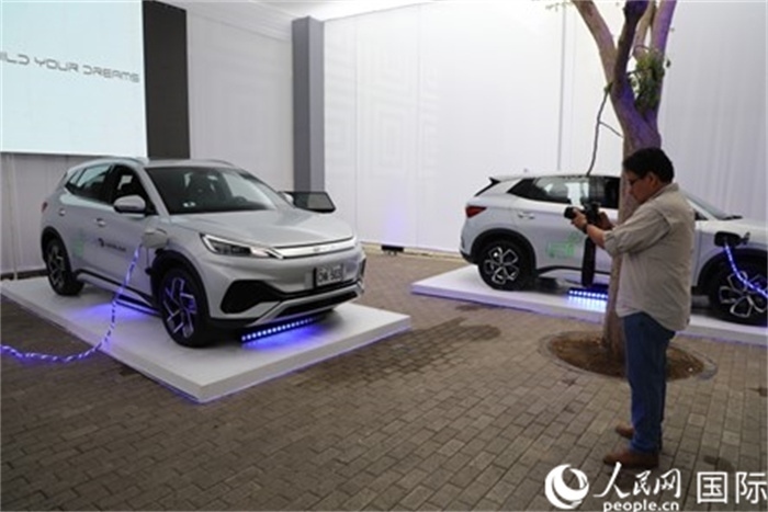 圖為秘魯媒體記者正在拍攝現(xiàn)場展出的比亞迪電動(dòng)汽車。 人民網(wǎng)記者姜波攝