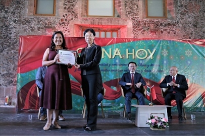 李雅芳向加比拉爾·塞迪略授予“拉美分社榮譽(yù)員工”稱(chēng)號(hào)。主辦方供圖