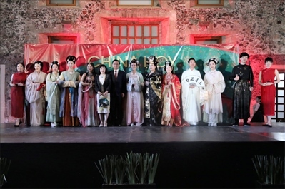 墨西哥華人婦女聯(lián)合總會(huì)木蘭藝術(shù)團(tuán)的中國(guó)古代服裝表演。主辦方供圖