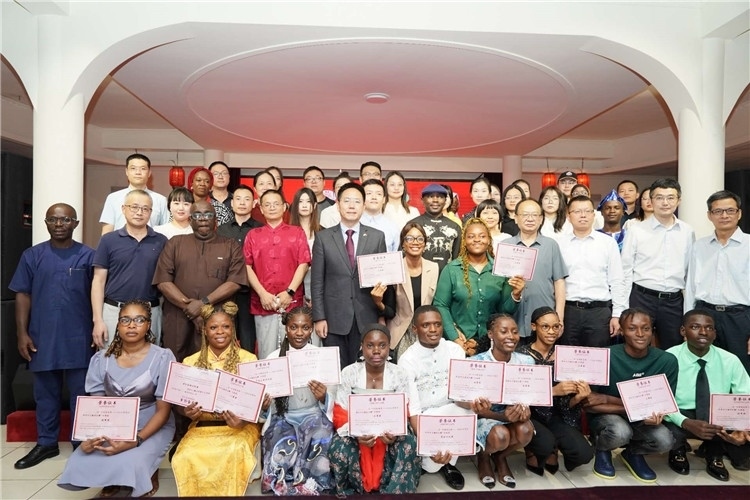 參賽選手與嘉賓合影留念。尼日利亞中國文化中心供圖