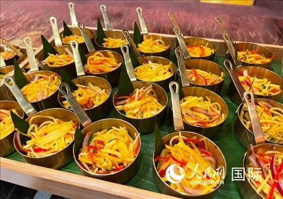 馬來西亞美食節(jié)現(xiàn)場準(zhǔn)備的美食。人民網(wǎng) 王婧攝