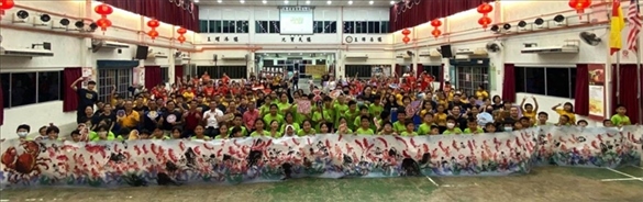 在工作坊導(dǎo)師的指導(dǎo)下，三校200余名學(xué)生共同完成了一幅長達(dá)80尺的水墨畫作。主辦方供圖