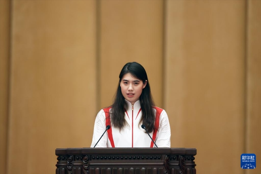 11月15日，游泳運動員張雨霏在報告會上發(fā)言。新華社記者 李明 攝