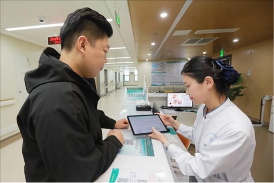 患者在護(hù)士站為家屬辦理床旁出院手續(xù)。圖片來(lái)源：山東第一醫(yī)科大學(xué)第二附屬醫(yī)院