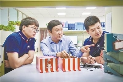 中北大學極端環(huán)境特種傳感與測試創(chuàng)新研究團隊成員正在圍繞近期發(fā)射任務進行產(chǎn)品研發(fā)。受訪單位供圖