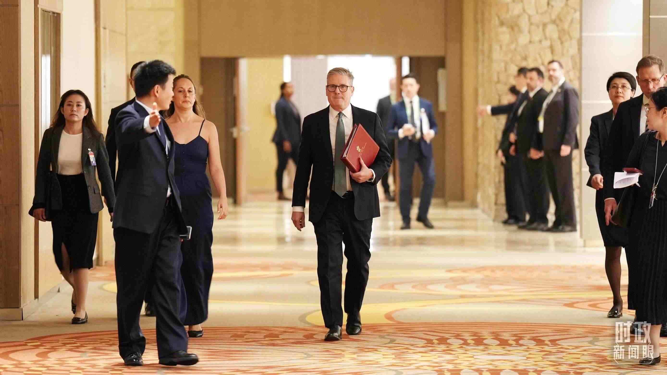 △英國首相斯塔默抵達會見現(xiàn)場。（總臺記者李晉拍攝）