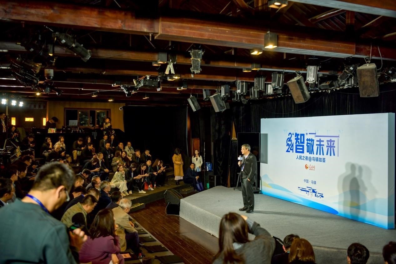 在開場環(huán)節(jié)，清華大學人工智能研究院常務副院長、教授孫茂松發(fā)言分享。人民網(wǎng)記者 任峰濤攝