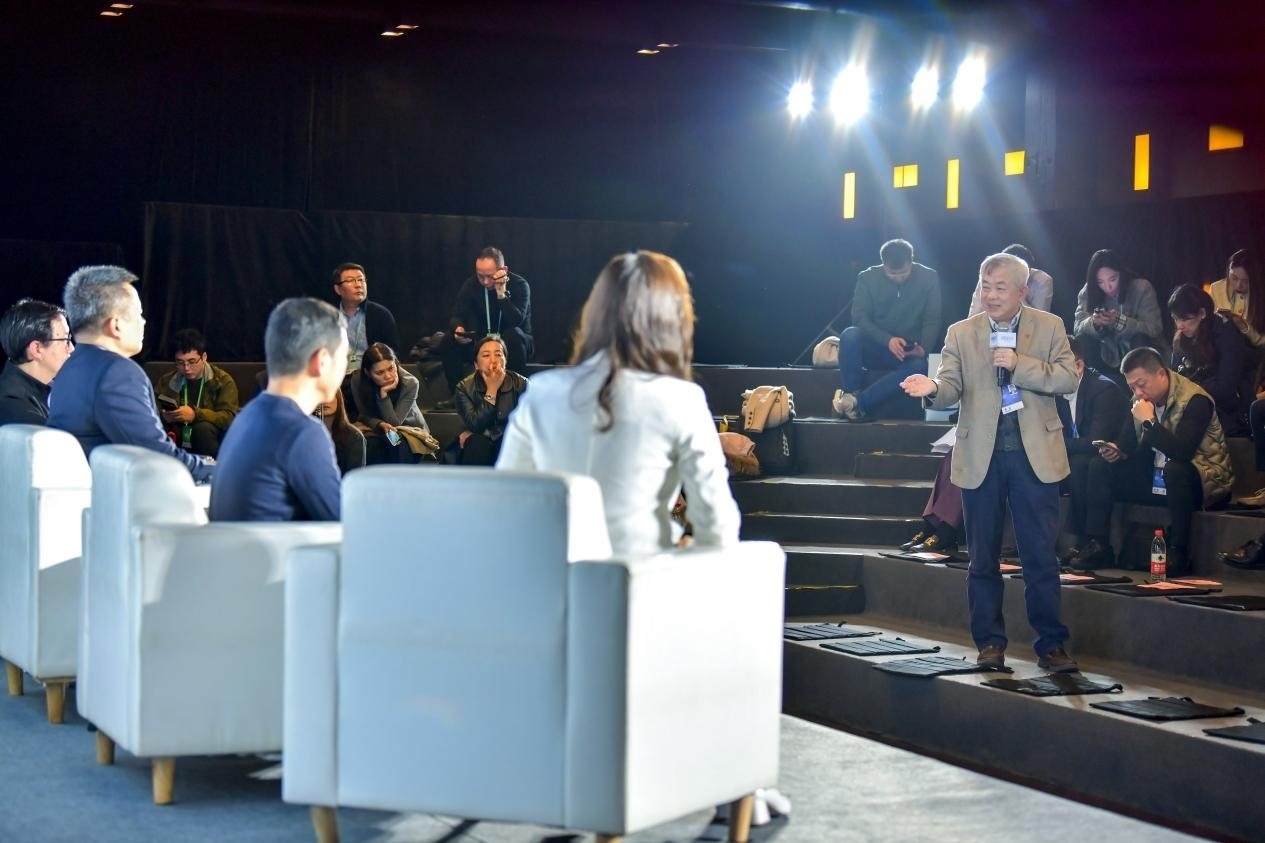 陳長汶教授與對話嘉賓現(xiàn)場互動。人民網(wǎng)記者 任峰濤攝