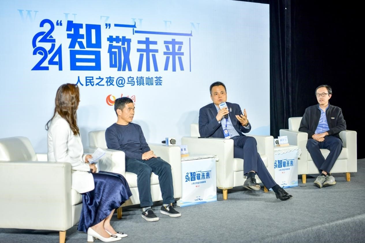 在對話環(huán)節(jié)，之江實驗室高級研究專家潘愛民、伏羲智庫創(chuàng)始人李曉東、麒麟軟件副總經(jīng)理李震寧探討“‘百模大戰(zhàn)’將卷向何方”。人民網(wǎng)記者 任峰濤攝