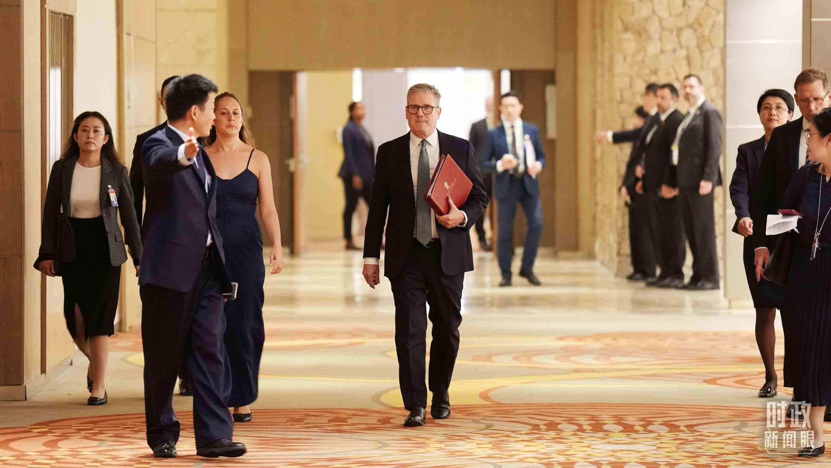 英國首相斯塔默抵達會見現(xiàn)場，這是他首次同習主席面對面交流。