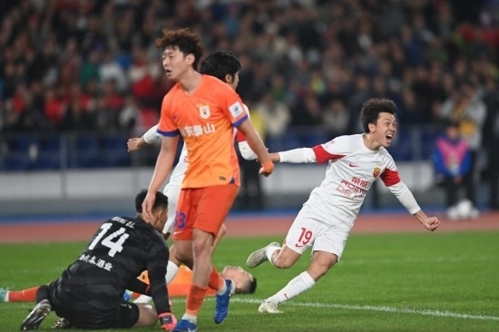 11月23日，上海海港隊(duì)球員王振澳（右）慶祝進(jìn)球。新華社記者 黃宗治 攝