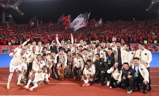 11月23日，上海海港隊(duì)成員在頒獎儀式后與球迷合影。新華社記者 黃宗治 攝