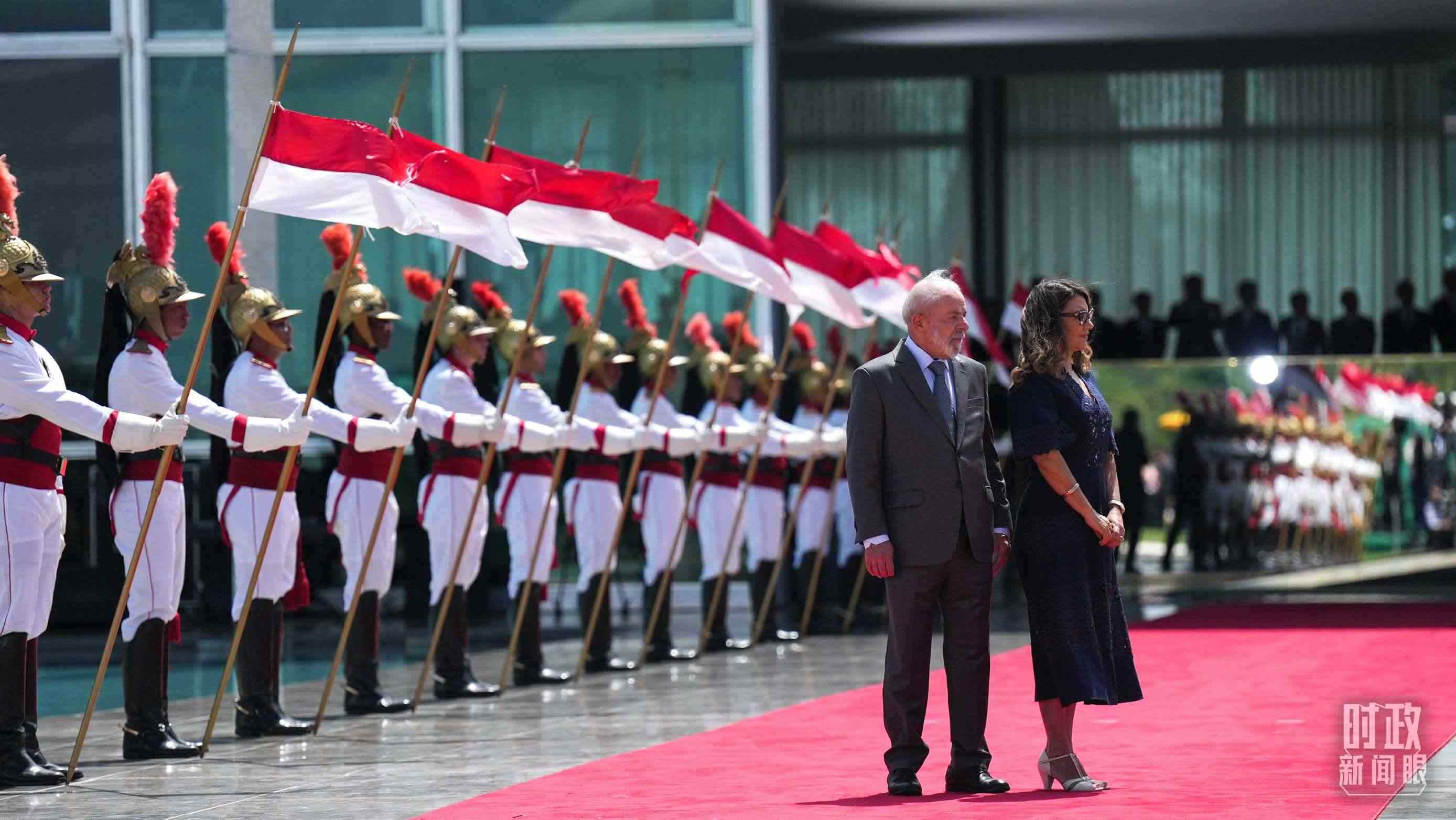 巴西總統(tǒng)盧拉和夫人羅桑等候習主席到來。