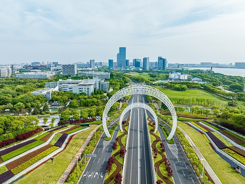 圖為蘇州工業(yè)園區(qū)星湖街鋼結構雕塑。