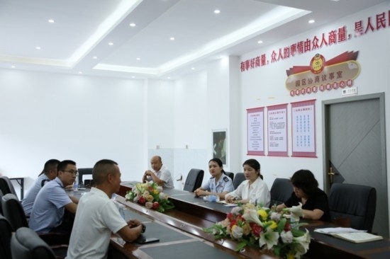 榕江縣稅務(wù)局在園區(qū)協(xié)商議事室協(xié)調(diào)解決企業(yè)訴求。黔東南州稅務(wù)局供圖