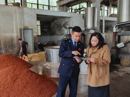 鎮(zhèn)遠(yuǎn)縣稅務(wù)局在酒企宣傳調(diào)研。黔東南州稅務(wù)局供圖