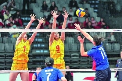 11月27日，山東隊(duì)球員李晨瑄（中）、李美君（左）在比賽中攔網(wǎng)。新華社發(fā)