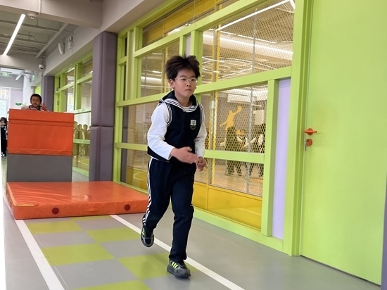 學(xué)生在南樓二層的體能教師訓(xùn)練。人民網(wǎng)記者孫競 攝