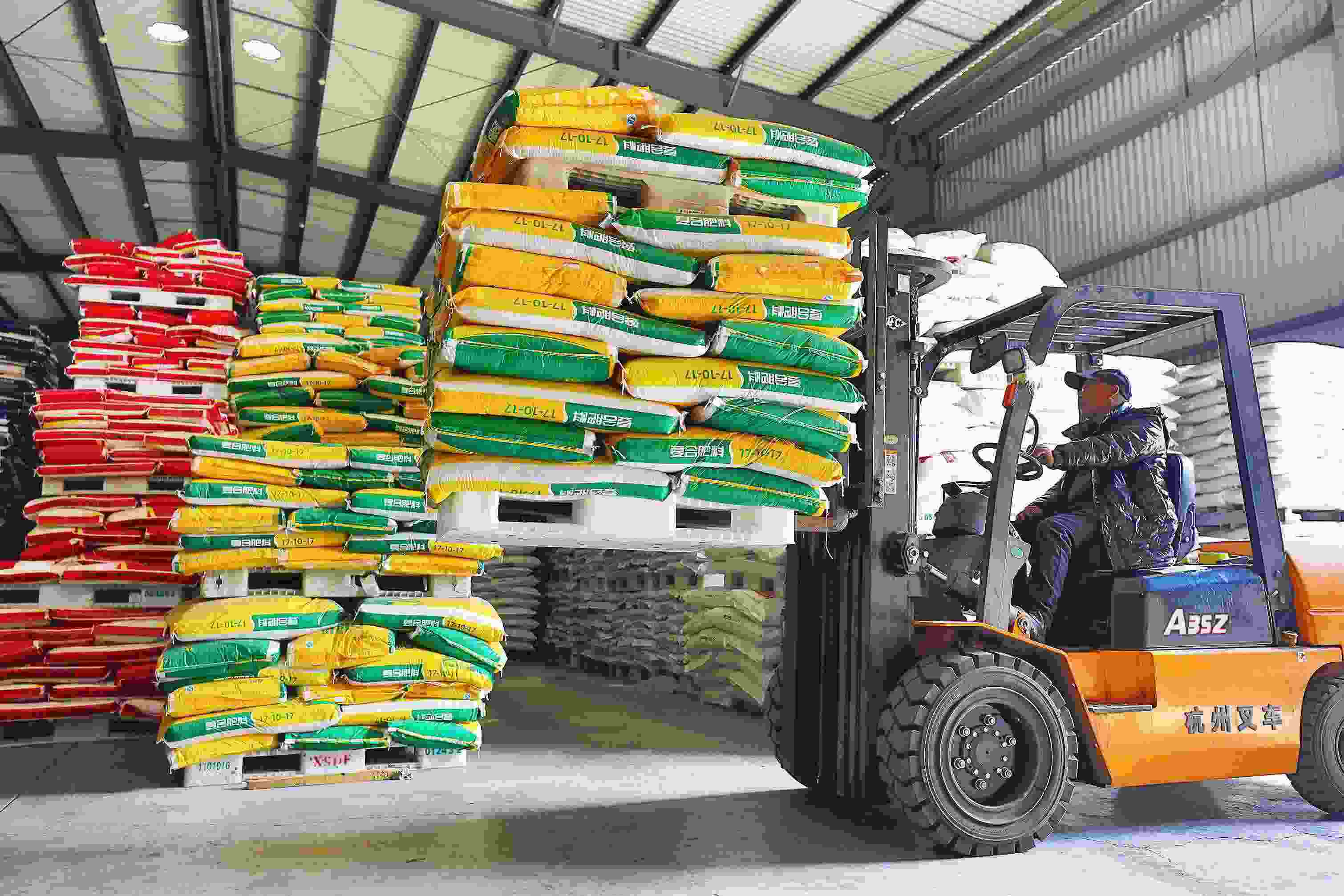 2023年2月15日，在浙江義烏供銷聯(lián)社的農(nóng)資貯存?zhèn)}庫，工作人員正在調(diào)運(yùn)復(fù)合肥料等農(nóng)資。