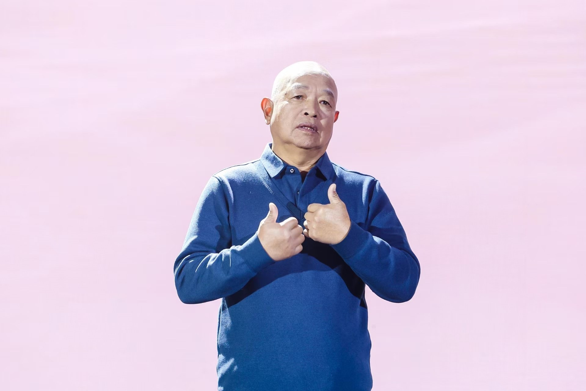 “山東好人”、煙臺(tái)市無(wú)聲洗車(chē)場(chǎng)經(jīng)理柳興濤。人民視頻供圖。