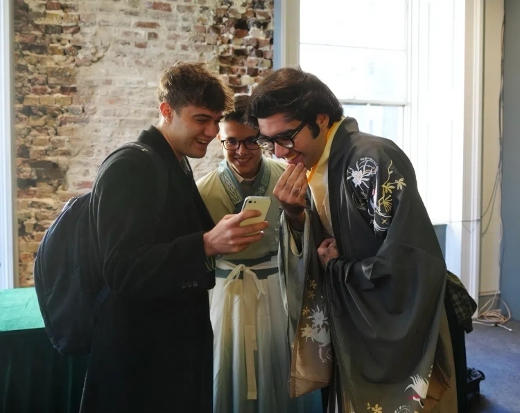 英國學生感受漢服魅力。吳若鳴攝