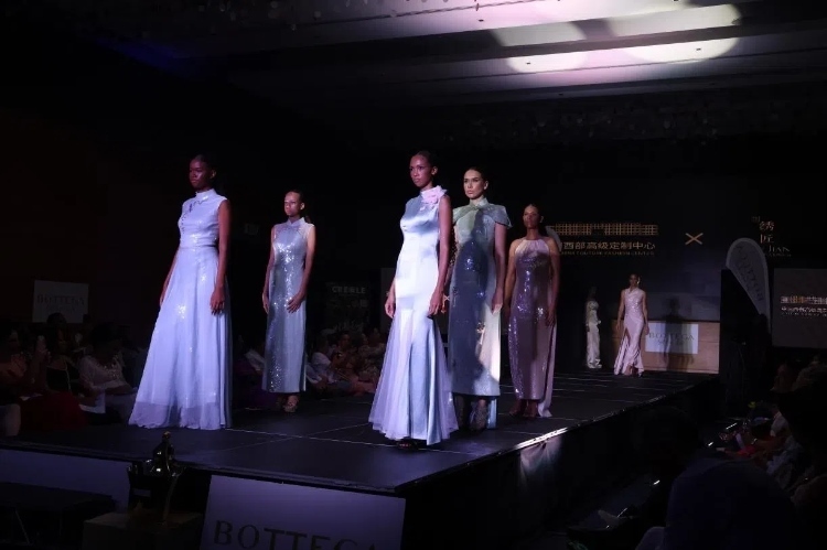 模特展示新中式禮服。顏李芳攝