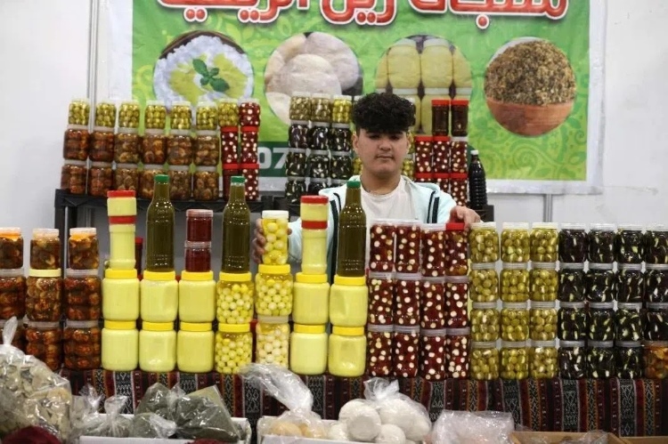 一名展商在展示各式各樣的橄欖制品。納達(dá)爾·達(dá)烏德攝