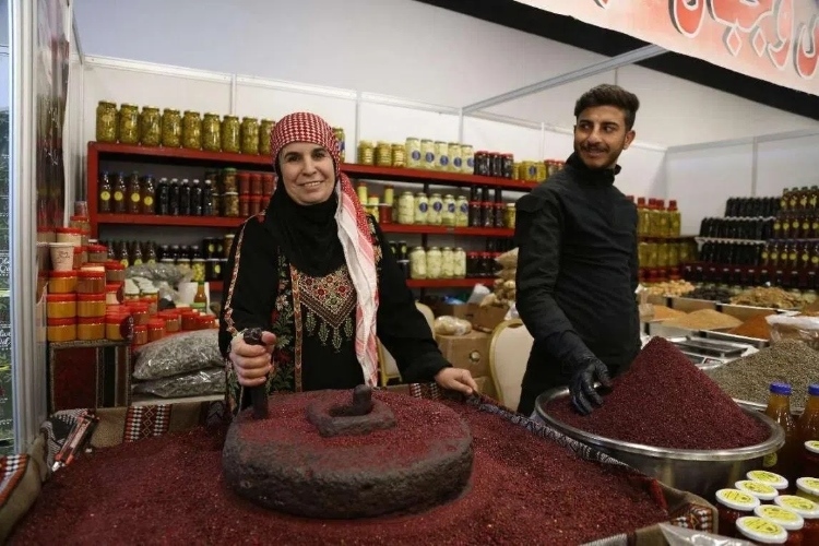 制作辣椒末的當(dāng)?shù)貗D女。納達(dá)爾·達(dá)烏德攝