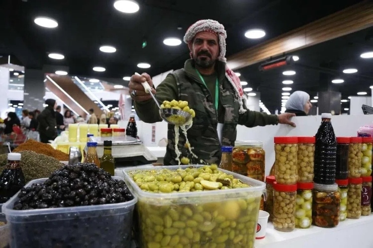 一位展商展示腌橄欖。納達(dá)爾·達(dá)烏德攝